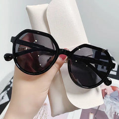 Women's Lightweight Geometric Oversized Sunglasses | Elegant Retro Fashion Accessory 0