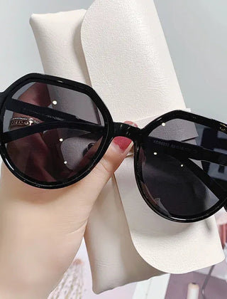 Women's Lightweight Geometric Oversized Sunglasses | Elegant Retro Fashion Accessory 0