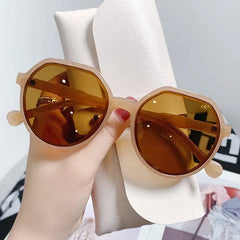 Women's Lightweight Geometric Oversized Sunglasses | Elegant Retro Fashion Accessory 4