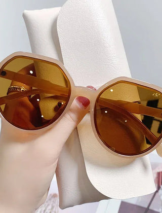 Women's Lightweight Geometric Oversized Sunglasses | Elegant Retro Fashion Accessory 4