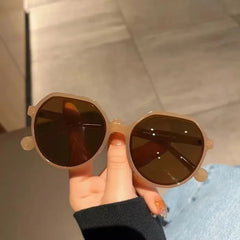 Women's Lightweight Geometric Oversized Sunglasses | Elegant Retro Fashion Accessory 7