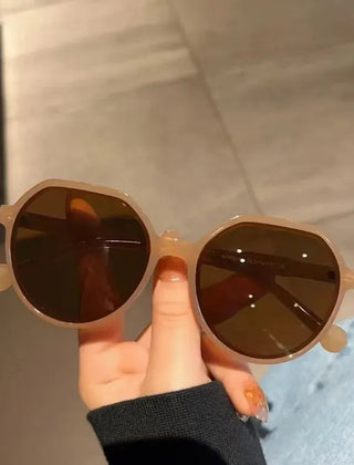 Women's Lightweight Geometric Oversized Sunglasses | Elegant Retro Fashion Accessory 7