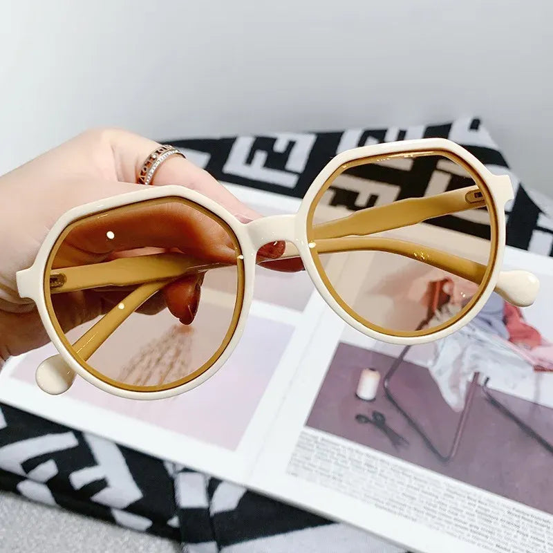 Women's Lightweight Geometric Oversized Sunglasses | Elegant Retro Fashion Accessory 8